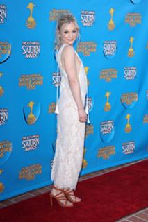 Emily Kinney feet photo thumbnail