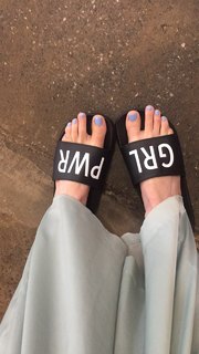 Emily Kinney feet photo thumbnail