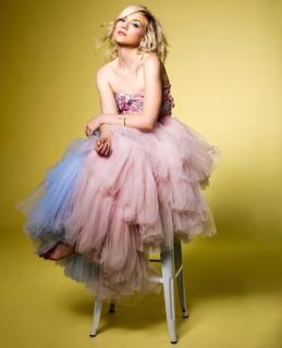 Emily Kinney feet photo thumbnail