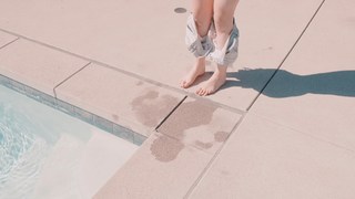 Emily Kinney feet photo thumbnail