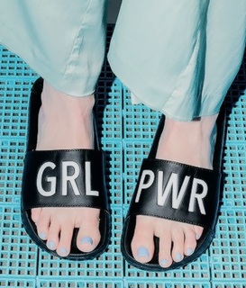 Emily Kinney feet photo thumbnail