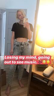 Emily Kinney feet photo thumbnail