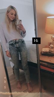 Emily Kinney feet photo thumbnail