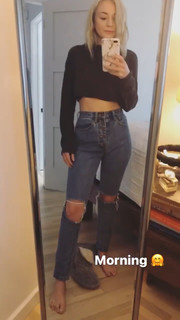 Emily Kinney feet photo thumbnail