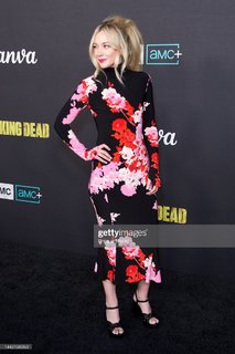 Emily Kinney feet photo thumbnail
