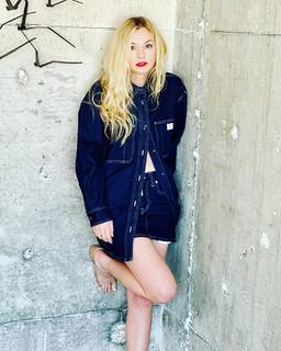 Emily Kinney feet photo thumbnail