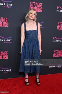 Emily Kinney feet photo thumbnail