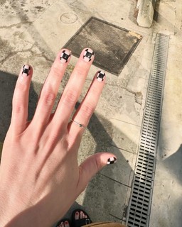 Emily Kinney feet photo thumbnail