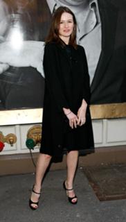 Emily Mortimer feet photo thumbnail