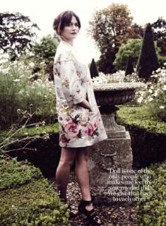 Emily Mortimer feet photo thumbnail