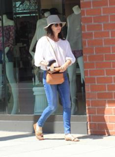 Emily Mortimer feet photo thumbnail