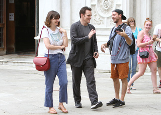 Emily Mortimer feet photo thumbnail
