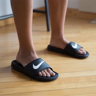 Emily Oberg feet photo 7