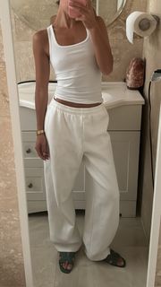 Emily Oberg feet photo 8