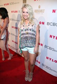 Emily Osment feet photo thumbnail