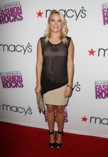 Emily Osment feet photo thumbnail