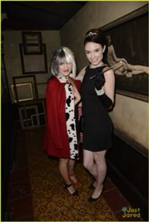 Emily Osment feet photo thumbnail