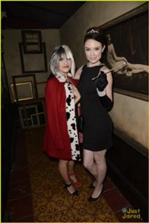 Emily Osment feet photo thumbnail