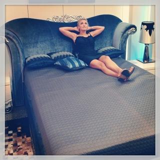 Emily Osment feet photo thumbnail
