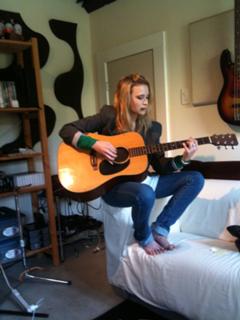 Emily Osment feet photo thumbnail