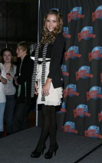 Emily Osment feet photo thumbnail