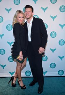 Emily Osment feet photo thumbnail