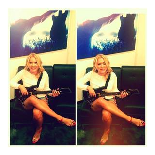 Emily Osment feet photo thumbnail