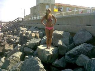 Emily Osment feet photo thumbnail