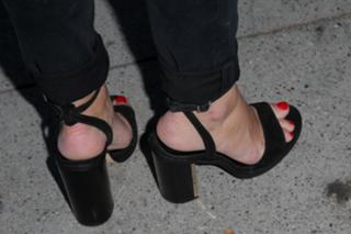 Emily Osment feet photo thumbnail