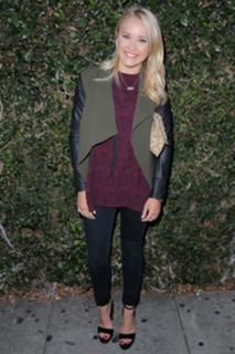 Emily Osment feet photo thumbnail