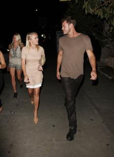 Emily Osment feet photo thumbnail