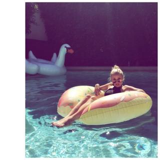 Emily Osment feet photo thumbnail