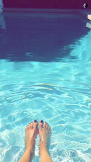 Emily Osment feet photo thumbnail