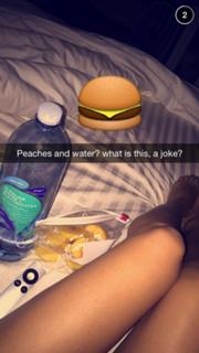 Emily Osment feet photo thumbnail
