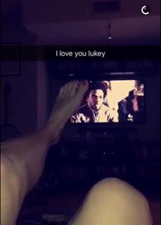 Emily Osment feet photo thumbnail