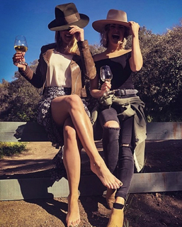 Emily Osment feet photo thumbnail