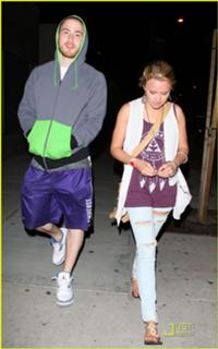 Emily Osment feet photo thumbnail