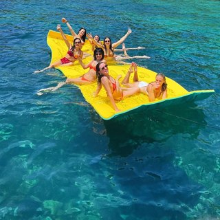 Emily Osment feet photo thumbnail