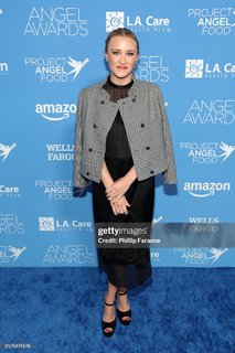 Emily Osment feet photo thumbnail