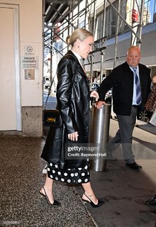 Emily Osment feet photo thumbnail