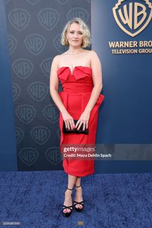 Emily Osment feet photo thumbnail