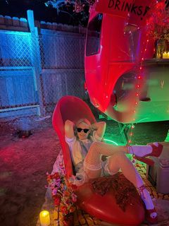 Emily Osment feet photo thumbnail