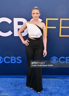 Emily Osment feet photo thumbnail