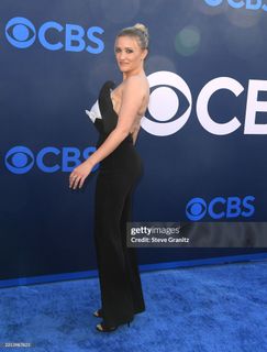 Emily Osment feet photo thumbnail