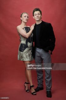 Emily Osment feet photo thumbnail