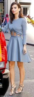 Emily Ratajkowski feet photo thumbnail