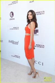 Emily Ratajkowski feet photo thumbnail