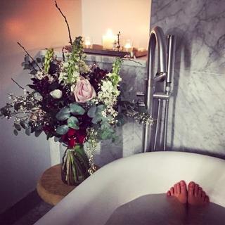 Emily Ratajkowski feet photo thumbnail