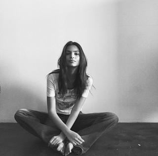 Emily Ratajkowski feet photo thumbnail