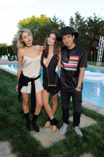 Emily Ratajkowski feet photo thumbnail